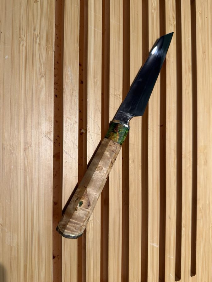 Knife No. 001, Diana, seen from above on a slatted board